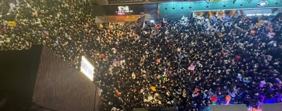 A photo shared online shows a huge crowd in Itaewon, Yongsan District, on Saturday night. [SCREEN CAPTURE] 