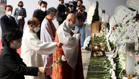 Religious leaders from major sects in Korea pay tribute to victims of Saturday's crowd crush in Itaewon, central Seoul, at a joint memorial altar for victims at Seoul Plaza in front of Seoul City Hall on Tuesday. [NEWS1]