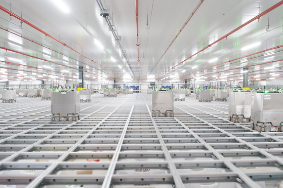 A fulfillment center operated by Ocado in Bristol [LOTTE SHOPPING]
