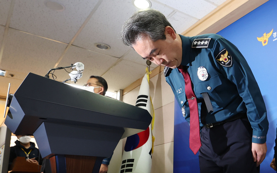 Yoon Hee-keun, commissioner general of the National Police Agency, apologizes for the deadly crowd crush in Itaewon in a press conference in the police headquarters in Seodaemun District, central Seoul, Tuesday. [YONHAP]