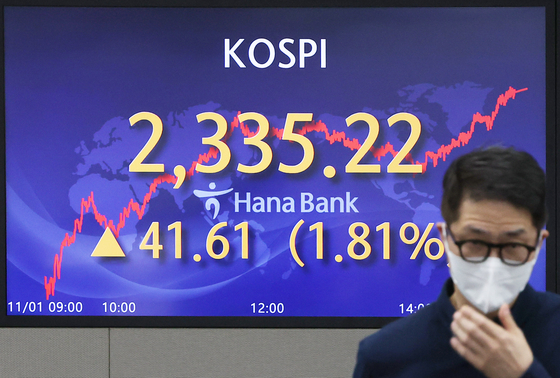A screen in Hana Bank's trading room in central Seoul shows the Kospi closing at 2,335.22 points on Tuesday, up 41.61 points, or 4.72 percent, from the previous trading day. [YONHAP]