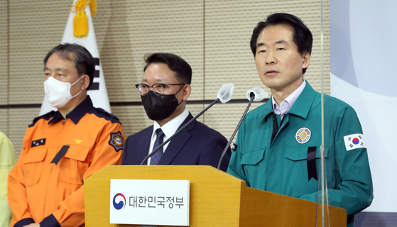 Kim Sung-ho, far right, vice minister for Disaster and Safety Management of the Ministry of the Interior and Safety, speaks during a briefing at the Sejong government complex on Monday. [NEWS1]
