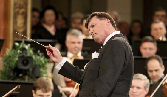 Conductor Christian Thielemann conducts the Vienna Philharmonic Orchestra during a rehearsal for the traditional New Year's concert at the golden hall of Vienna's Musikverein, in Vienna, Austria, on Dec. 30, 2018. [AP/YONHAP]