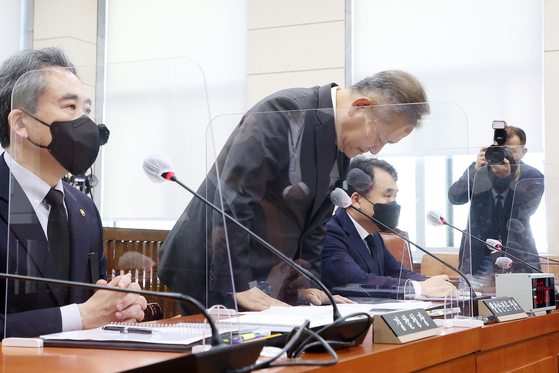 Minister of the Interior and Safety Lee Sang-min bows his head and apologizes for the Itaewon disaster at a National Assembly session in Yeouido, western Seoul, Tuesday. [NEWS1]