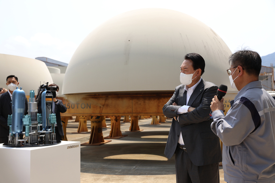 President Yoon Suk-yeol looks at a miniature of the domestically developed ARP1400 nuclear reactor at Doosan Enerbility in Changwon, South Gyeongsang on June 22. [NEWS1]