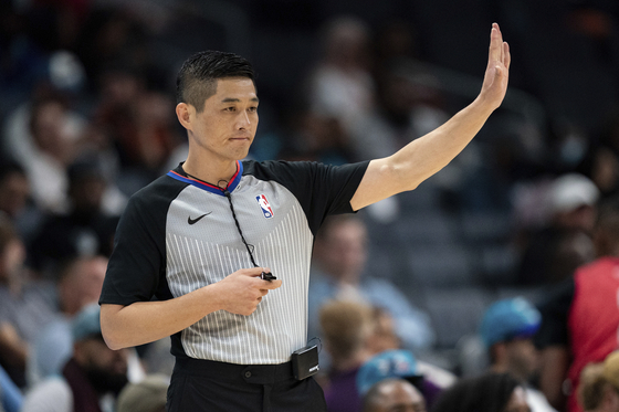 Hwang In-tae signals in the first half of an NBA preseason game between the Charlotte Hornets and the Washington Wizards in Charlotte, North Carolina on Oct. 10. [AP/YONHAP]