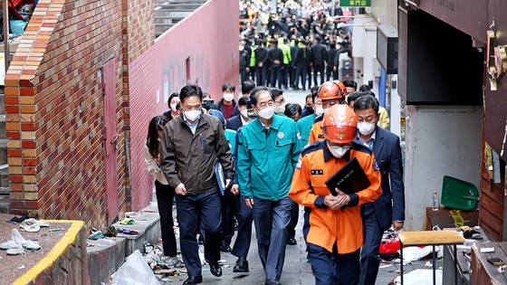 Prime Minister Han Duck-soo visits the alleyway in Itaewon on Monday where the crush occurred. [YONHAP] 
