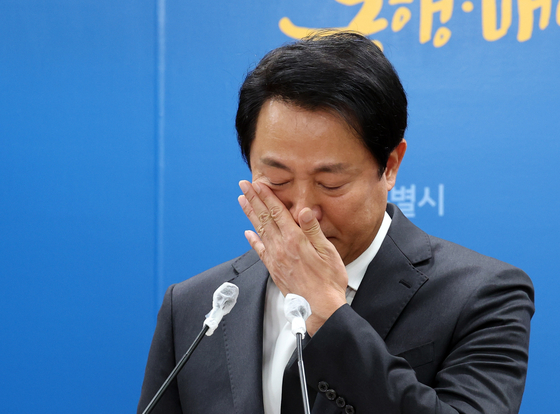 Seoul Mayor Oh Se-hoon sheds tears as he apologizes in a press conference at City Hall Tuesday afternoon. [YONHAP]