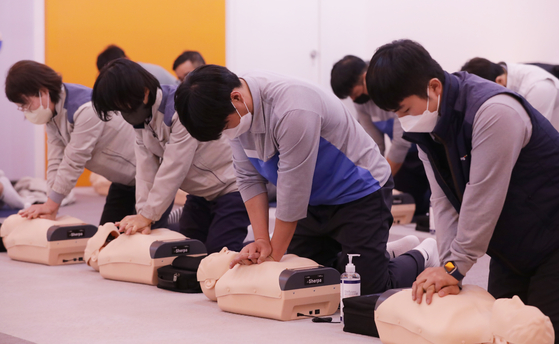 Office workers receive CPR training at the Ulsan Safety Experience Center in Ulsan on Wednesday. [NEWS1]