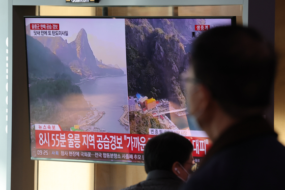 People watch a news report on a North Korean ballistic missile launch at Seoul Station in central Seoul on Wednesday morning. [NEWS1]