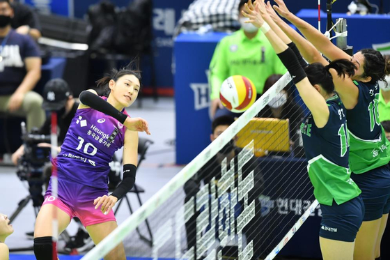 Kim Yeon-koung of the Incheon Heungkuk Life Pink Spiders, left, plays the ball against Suwon Hyundai Engineering & Construction Hillstate at Suwon Gymnasium in Suwon on Tuesday. [YONHAP]