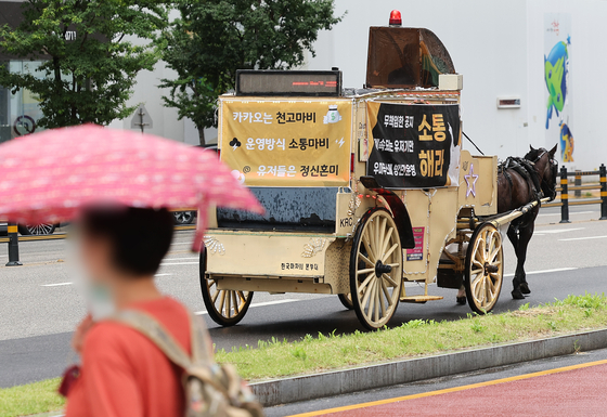 Users of Uma Musume Pretty Derby hold a horse buggy protest on Aug. 29 at Pangyo, Gyeonggi, where Kakao Games is headquartered at. [YONHAP]