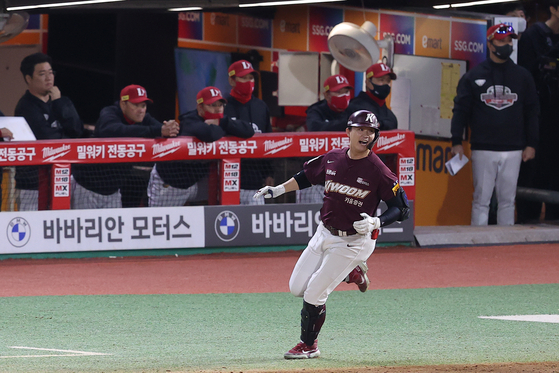 Jeon Byeong-woo rounds the bases after hitting a crucial RBI at the top of the 10th inning to break the deadlock and lead the Kiwoom Heroes to a 7-6 win over the SSG Landers in Game 1 of the 2022 Korean Series at Incheon SSG Landers Field in Incheon on Tuesday. Jeon, who entered the game as a pinch hitter in the ninth inning, went on to hit a go-ahead home run in first at-bat, pulling the Heroes back into contention before winning the game one inning later. [YONHAP]