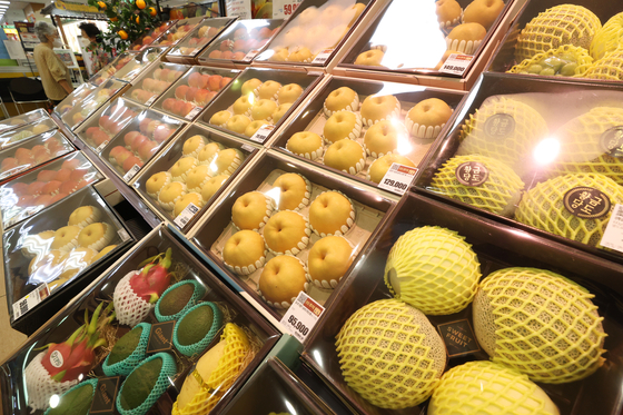 Pears are boxed as a gifts at a large retail store in Seoul. [YONHAP]  