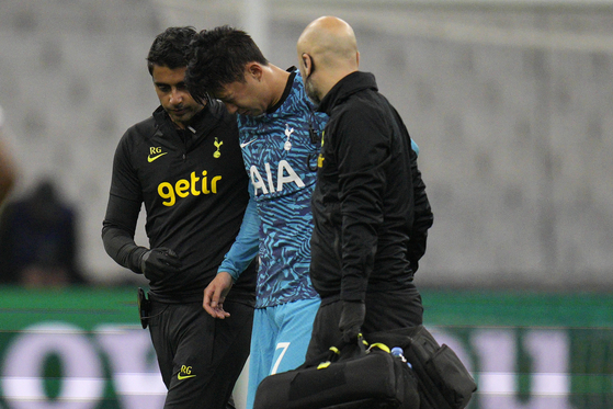 Tottenham's Son Heung-min leaves the field injured during a Champions League Group D match against Marseille at the Stade Velodrome in Marseille, France on Tuesday.  [AP/YONHAP]