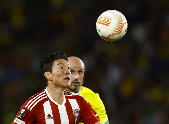 Olympiacos' Hwang Ui-jo, left, in action against Nantes' Nicolas Pallois in a Europa League game on Sept. 8.  [REUTERS/YONHAP]