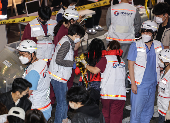 Medical staff dispatched to Itaewon on Oct. 30 morning look after those who are injured from the crowd crush. [YONHAP] 