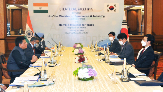 Seoul's Trade Minister Yeo Han-koo, right, and India's Commerce and Industry Minister Piyush Goyal, left, hold a meeting in New Delhi on Jan. 11. [YONHAP]