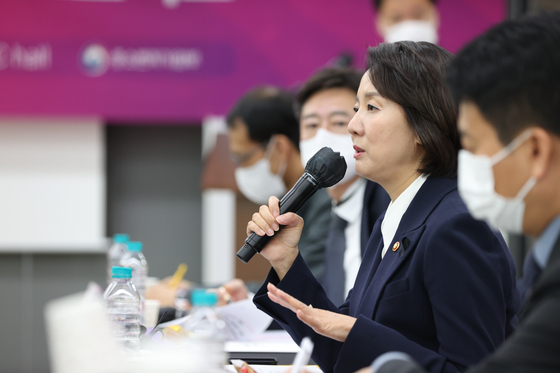 Minister of SMEs and Startups Lee Young speaks during a briefing at the Seoul Center for Creative Economy & Innovation in Yongsan District, central Seoul, on Thursday. [MINISTRY OF SMES AND STARTUPS]