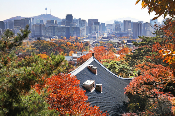 Views of the rooftop of the Official Residence, Gyeongbok Palace and modern-day buildings including Namsan Tower in central Seoul are visible along the Heritage Trail [PARK SANG-MOON]