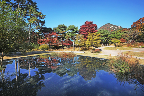 An artificial pond inside the Small Garden of the Blue House. Mount Bugak is visible in the background. [PARK SANG-MOON]
