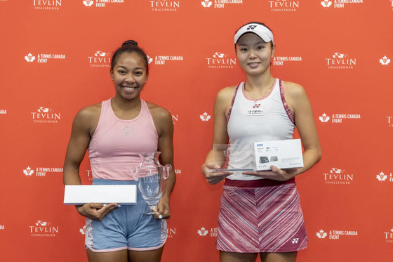 Jang Su-jeong, right, holds her runner-up trophy alongside Robin Anderson of the United States after losing in the finals of the Tevlin Women's Challenger on Monday at Toronto. [YONHAP]