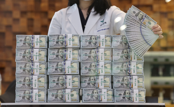 An employee sorts currency at Hana Bank’s Counterfeit Notes Response Center in Jung District, central Seoul, on Nov. 3rd. Foreign reserves fell $2.8 billion to $414 billion in October, according to the Bank of Korea Thursday. [YONHAP]