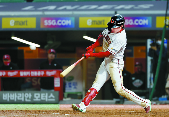 Choi Ji-hoon of the SSG Landers hits a two-run home run over the right field fence in Game 2 of the 2022 Korean Series between the SSG Landers and Kiwoom Heroes at Incheon SSG Landers Field in Incheon on Wednesday.  [YONHAP]