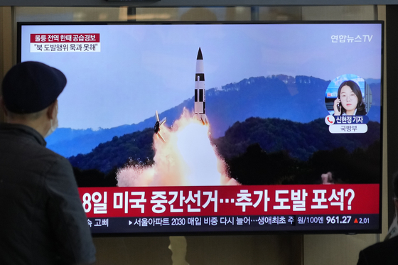 A TV screen shows a file image of a North Korean missile launch during a news program at Seoul Station in central Seoul on Wednesday.  [AP/YONHAP]