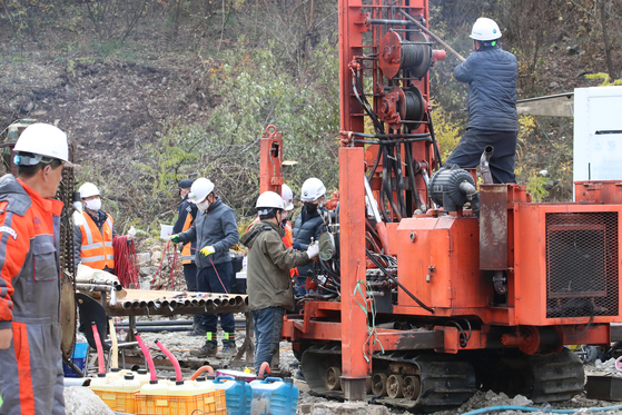 Rescue workers search for two miners trapped underground for nine days on Thursday after a zinc mine in Bongwha county in North Gyegonsang collapsed on Oct. 26. [NEWS1] 