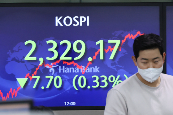 A screen in Hana Bank's trading room in central Seoul shows the Kospi closing at 2,329.17 points on Thursday, down 7.7 points, or 0.33 percent, from the previous trading day. [YONHAP]