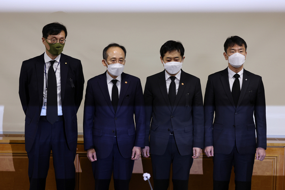 Finance Minister Choo Kyung-ho, second from left, and Bank of Korea Gov. Rhee Chang-yong, left, before attending a meeting held Thursday morning [NEWS1]