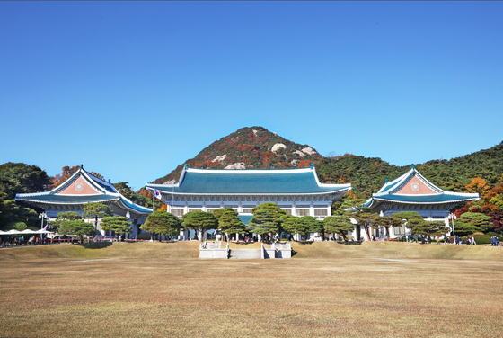 The Main Office Building of the Blue House with Mount Bugak behind the building [PARK SANG-MOON]