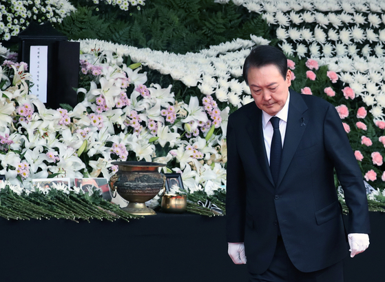 President Yoon Suk-yeol pays respects at a mourning altar for victims of the Itaewon tragedy at Seoul Plaza, near City Hall, in central Seoul Thursday. This was the fourth consecutive day he visited a mourning altar. [NEWS1]