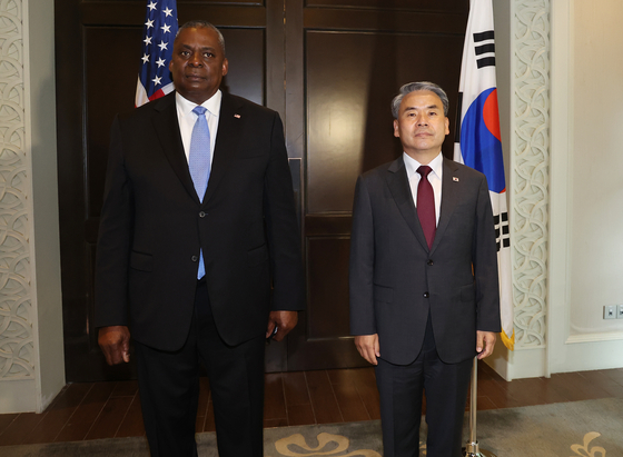 Defense Minister Lee Jong-sup, right, and his U.S. counterpart, Lloyd Austin, pose for a photo before their talks on the margins of a security forum in Singapore on June 11. [YONHAP]