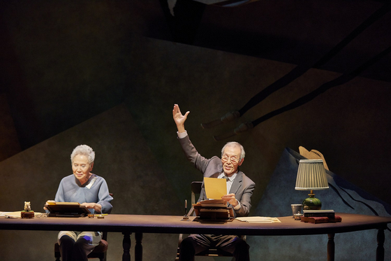 Actors Park Jung-ja, left, and Oh Young-soo perform A. R. Gurney’s play “Love Letters,” which runs at the Seoul Arts Center in southern Seoul until Nov. 13. [PARK COMPANY]