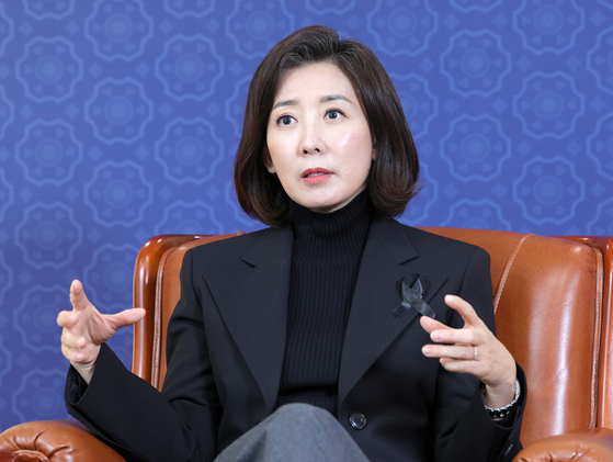 Na Kyung-won, deputy chief of the Presidential Committee on Ageing Society and Population Policy and special ambassador for climate change gives an interview to the Korea JoongAng Daily and JoongAng Ilbo at the Foreign Ministry headquarters in Seoul on Wednesday. [KANG JUNG-HYUN] 