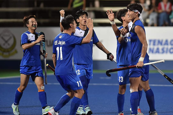 The Korean national field hockey team celebrates after beating Japan 1-0 at the Sultan Azlan Shah Cup at the Azlan Shah Hockey Stadium in Ipoh, Malaysia on Wednesday. With the win, reigning champions Korea have now won their first two games of the tournament after beating Malaysia 3-0 on Tuesday.  [YONHAP]