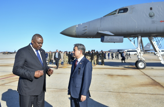 U.S. Secretary of Defense Lloyd Austin, left, speaks with South Korean Defense Minister Lee Jong-sup against the backdrop of a B-1B strategic bomber at the Joint Base Andrews in Prince George's County, Maryland, on Thursday. [YONHAP]