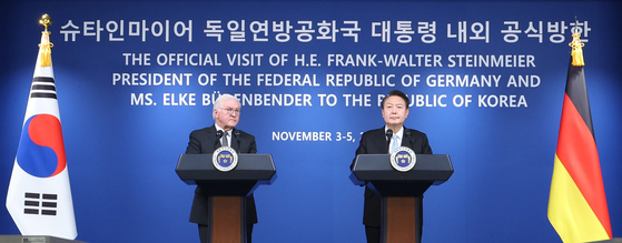 German President Frank-Walter Steinmeier, left, and President Yoon Suk-yeol speak at a joint press conference after talks at the presidential office in Yongsan District, central Seoul on Friday. [YONHAP]