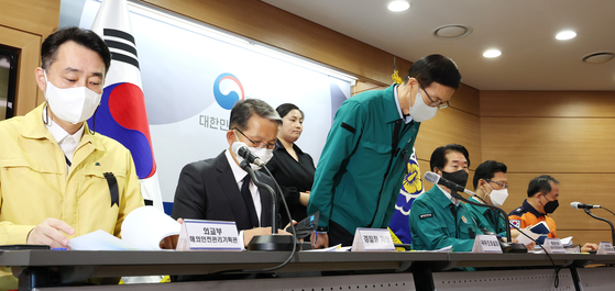 Bang Moon-kyu, minister for government policy coordination, bows before the start of a press conference by the Central Disaster Management Headquarters at the government complex in Sejong on Friday. [YONHAP]