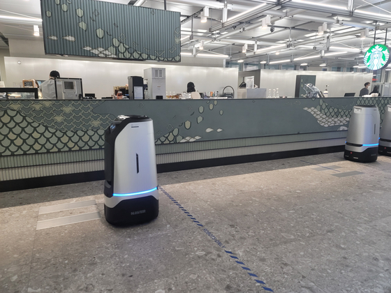 A self-driving robot Rookie delivers coffee at a cafe in the Naver 1784 building [YU SUNG-KUK]