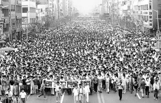 Students protest in Gwangju, South Jeolla for democracy on May 18, 1980. The protest lasted until May 27 and martial law took the lives of thousands of young Koreans' lives. [JOONGANG PHOTO]