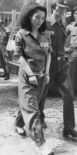 The infamous Chang Young-ja gets arrested on May 4, 1982. Her husband Lee Cheol-hee also got arrested on the same day. The couple engaged in a multimillion-dollar loan scam. [JOONGANG PHOTO]