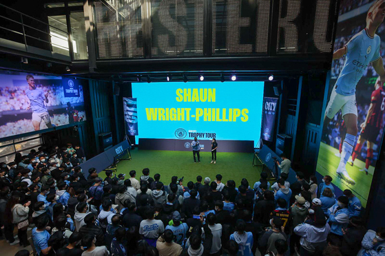 Shaun Wright-Phillips talks to Manchester City fans on Sunday at SJ Kunsthalle in Gangnam District, southern Seoul. [MANCHESTER CITY FOOTBALL CLUB]