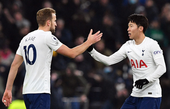 Tottenham Hotspur striker Harry Kane, left, celebrates with Son Heung-min after he scored their second goal during a match against Liverpool at Tottenham Hotspur Stadium in London, on Dec. 19, 2021. [AFP/YONHAP]