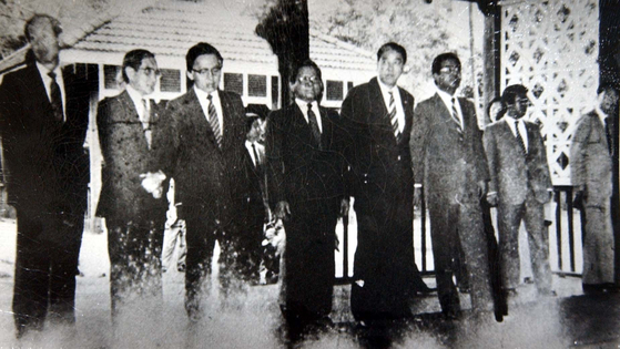 A photograph of South Korean government officials just before the bombing at the Martyrs’ Mausoleum in Yangon in Myanmar on Oct. 9, 1983. The bombing was planned by North Koreans to assassinate former South Korean president Chun Doo-hwan. [YONHAP]