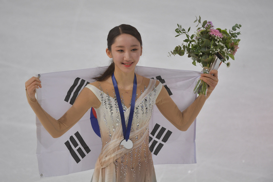 Kim Ye-lim poses after winning the women's singles silver medal at the ISU Grand Prix Skate France International in Angers, western France on Saturday. This marks Kim Ye-lim's first-ever medal on the Grand Prix circuit and Korea's first silver since Kim Yuna retired. [AFP/YONHAP]