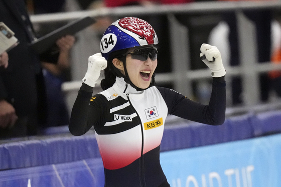 Kim Gil-li celebrates after her team came in first in the women's 3,000-meter relay at the Salt Lake City World Cup short track speed skating event on Sunday.  [AP/YONHAP]