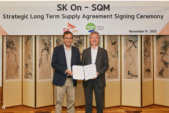 SK firma contrato de suministro de litio con SQM chilena
